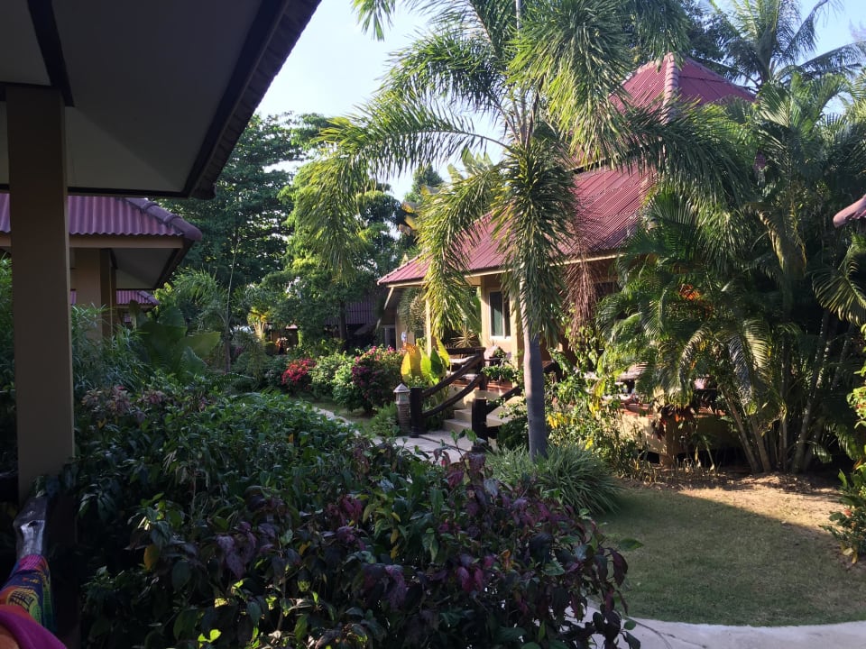 Sehr schöner Garten Hotel Lanta Castaway Resort