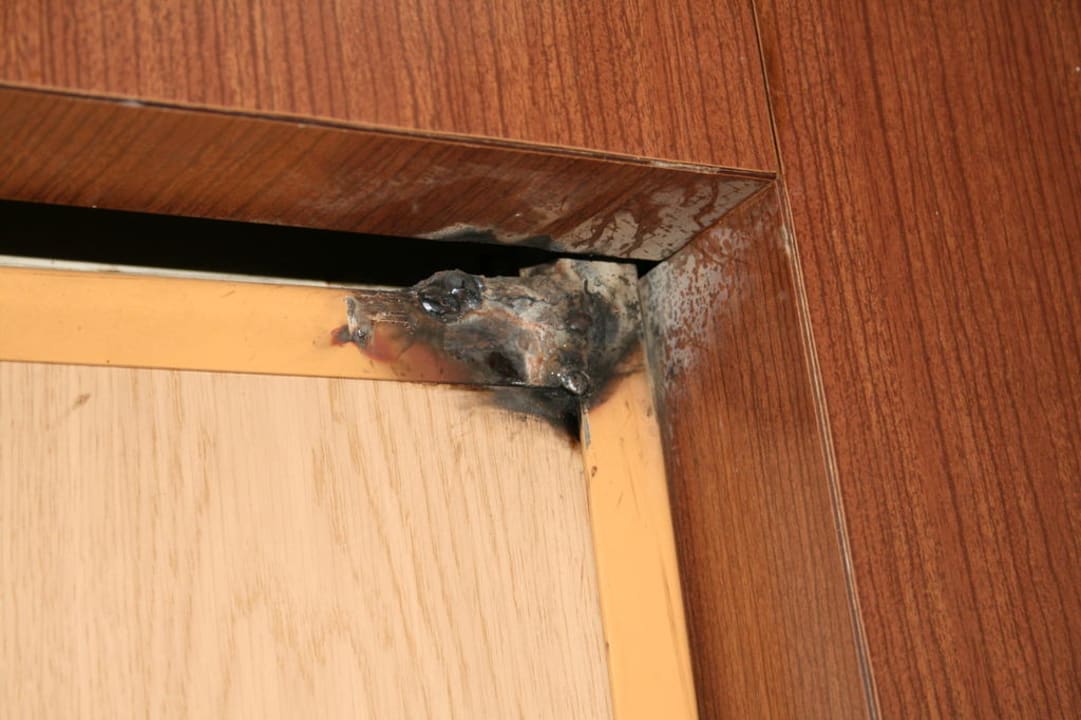 Schweißstelle an der Aufzugstür Rivijera Villen & Dependance Flora & Madera