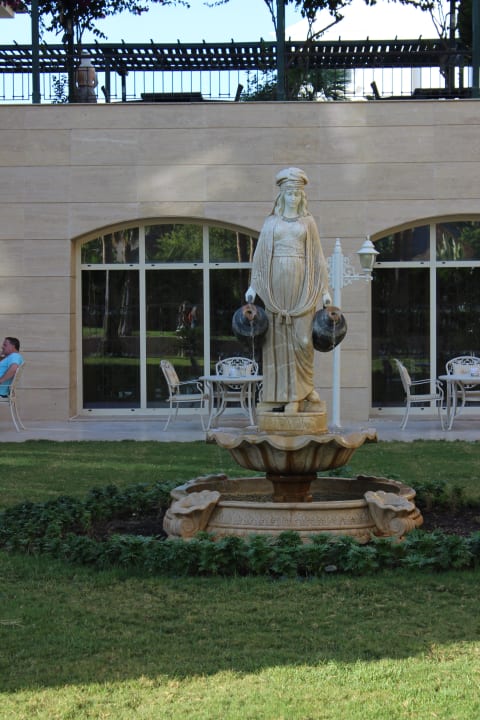 Einer von vielen Brunnen Dobedan Exclusive Hotel And Spa