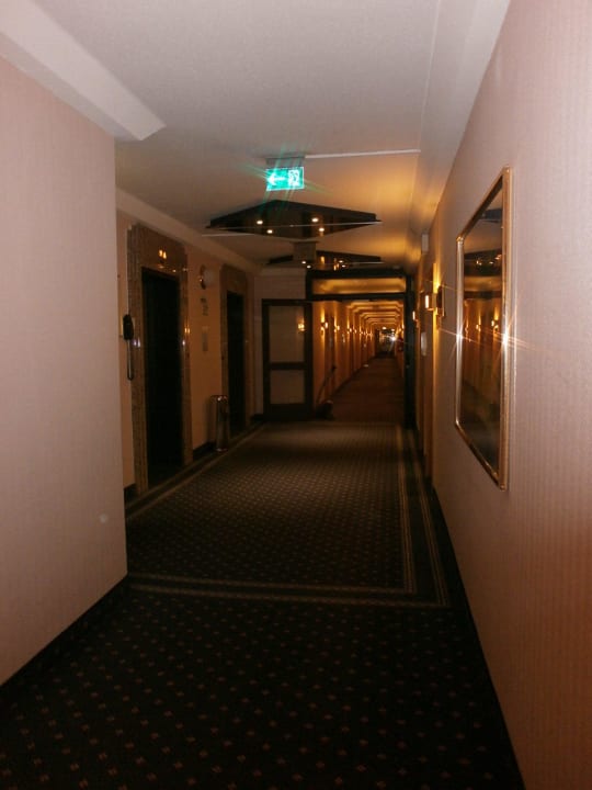 Gang lang Leonardo Hotel Hannover Airport