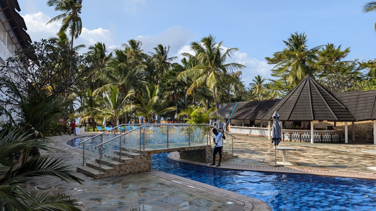 Pool Travellers Beach Hotel & Club