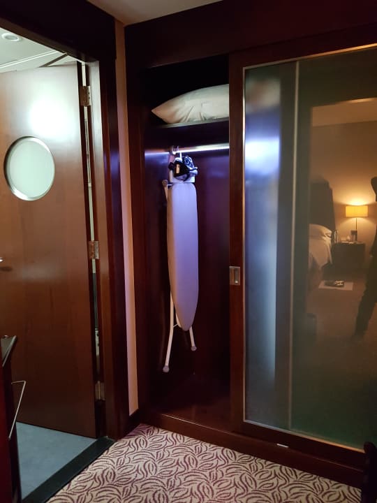 Zimmer Rose Rayhaan by Rotana