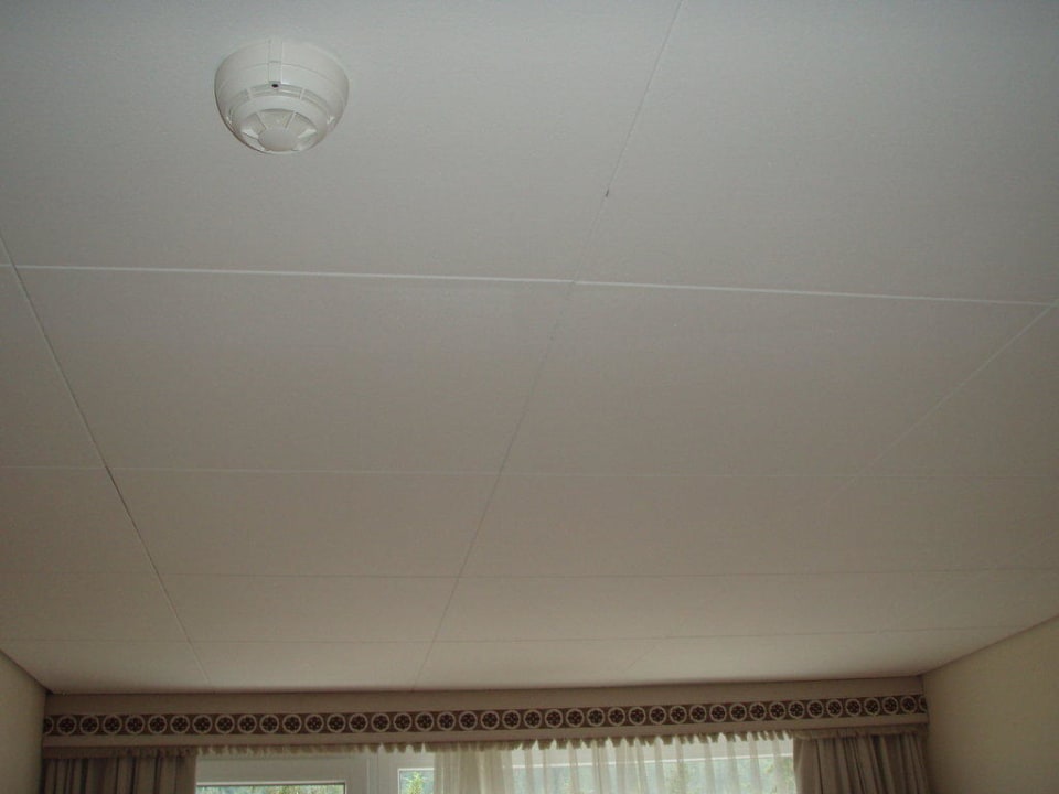 Nicht sehr schöne Zimmerdecke Sunstar Hotel Arosa