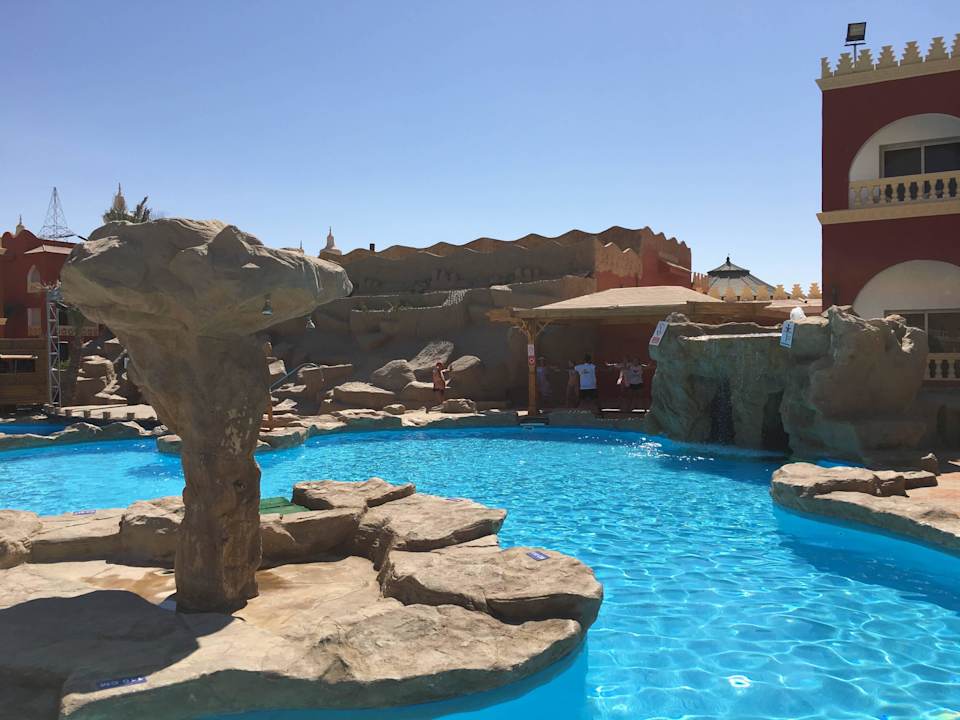 Basen przy animatorach  Pickalbatros Alf Leila Wa Leila Resort - Neverland Hurghada