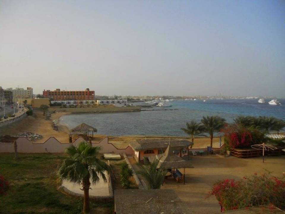 Beach next of hotel SUNRISE Holidays Resort (Adults Only)