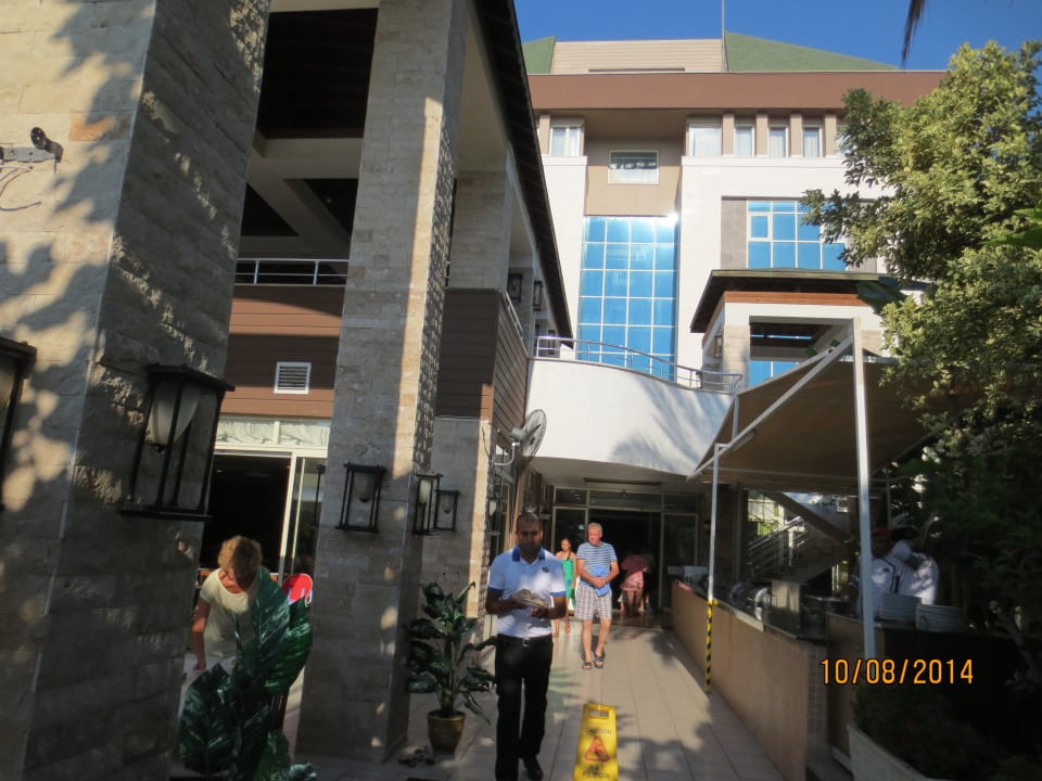 Eingang in das Hotel durch die Grillküche Armas Gül Beach