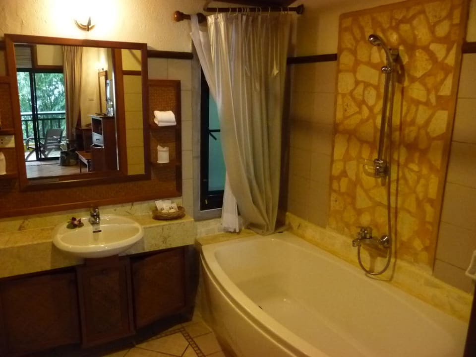 Badezimmer Superior Room Moracea by Khao Lak Resort
