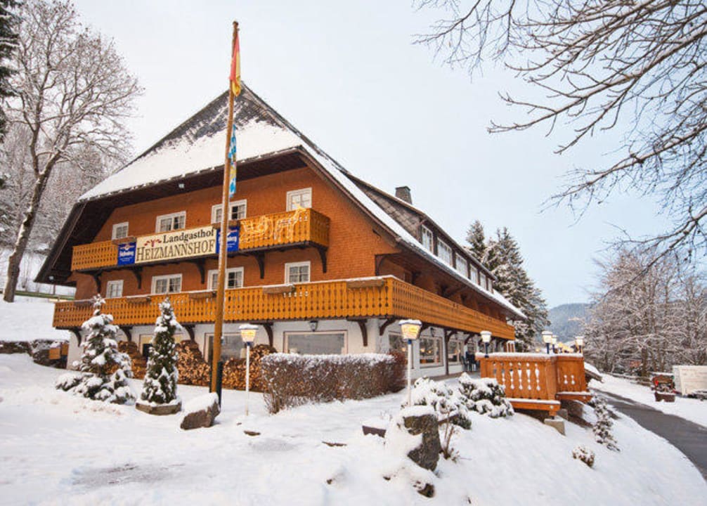 Hausansicht vom Parkplatz aus im Winter Heizmannshof Hotel & Restaurant