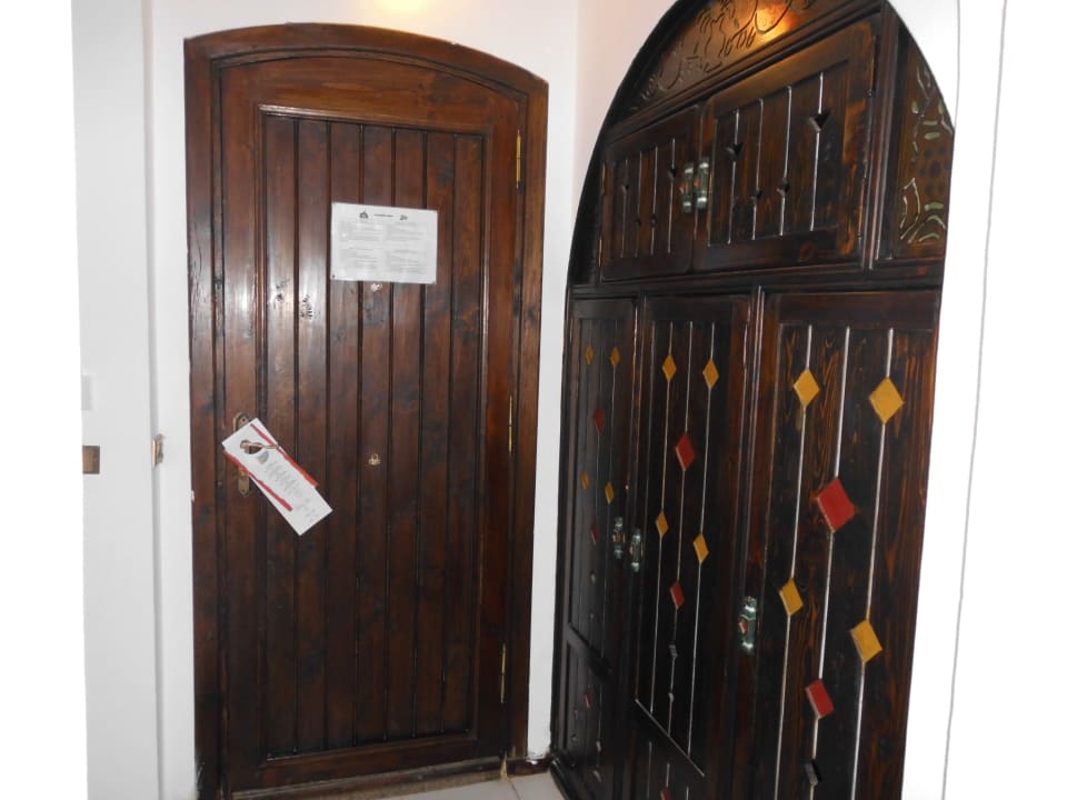 Eingangstür und rechts der schöne bunte Schrank Arabella Azur Resort