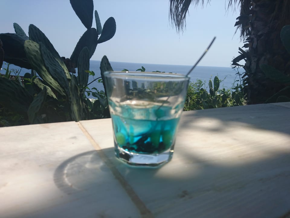 Blauer Cocktail und blaues Meer Hotel Kalithea Horizon Royal