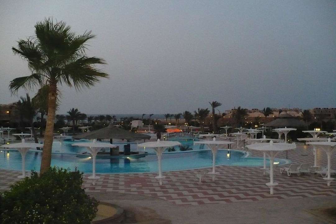 Bazén Pensée Royal Garden Beach Resort