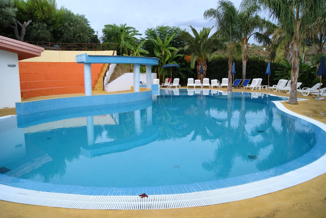 Pool am Regentag Residence Hotel La Taverna