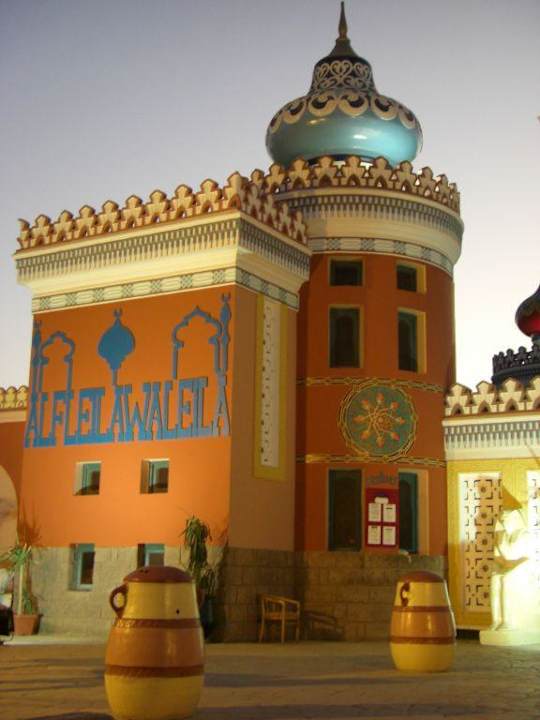 Vor dem Hotel Pickalbatros Alf Leila Wa Leila Resort - Neverland Hurghada