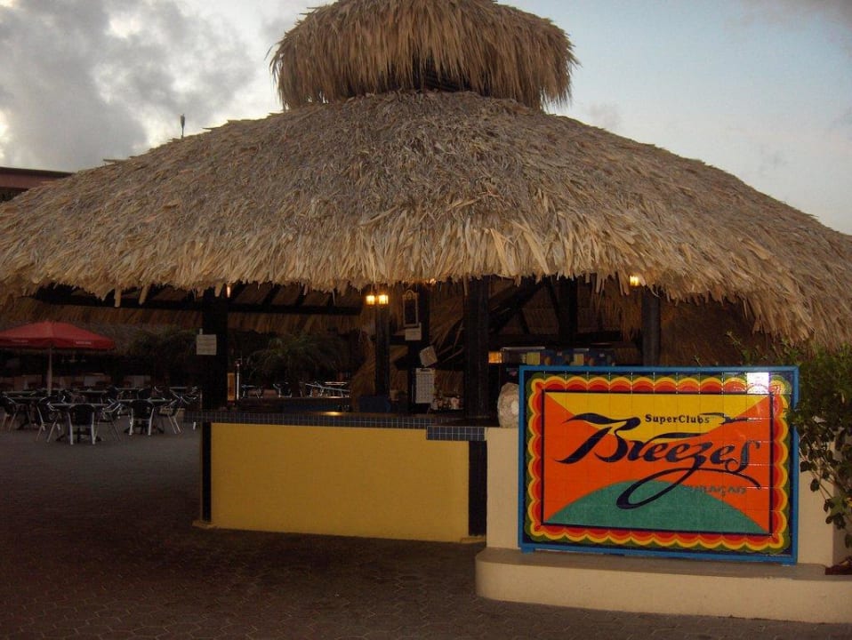 Poolbar von der Seite mit Breezes-Logo Sunscape Curaçao Resort, Spa & Casino