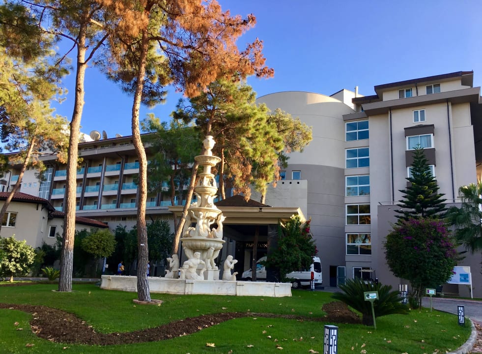 Hotel Einfahrt. Papillon Ayscha