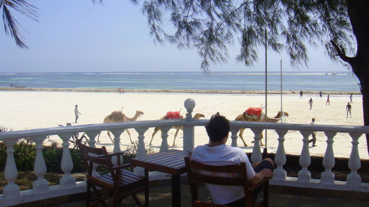 Вид на пляж с террасы Hotel Papillon Lagoon Reef