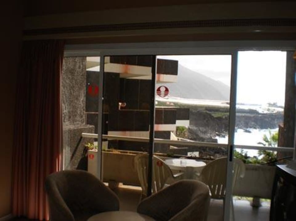 Blick auf Nachbarbalkons und verrottete Fassade Melia La Palma Hotel