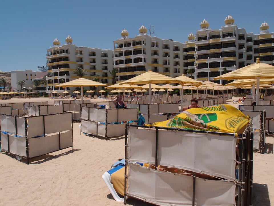 Seitlicher Strandabschnitt SUNRISE Holidays Resort (Adults Only)