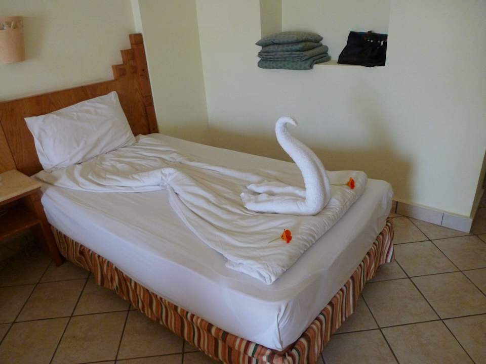 Schwan auf dem Bett Swisstouch Oriental Resort Marsa Alam
