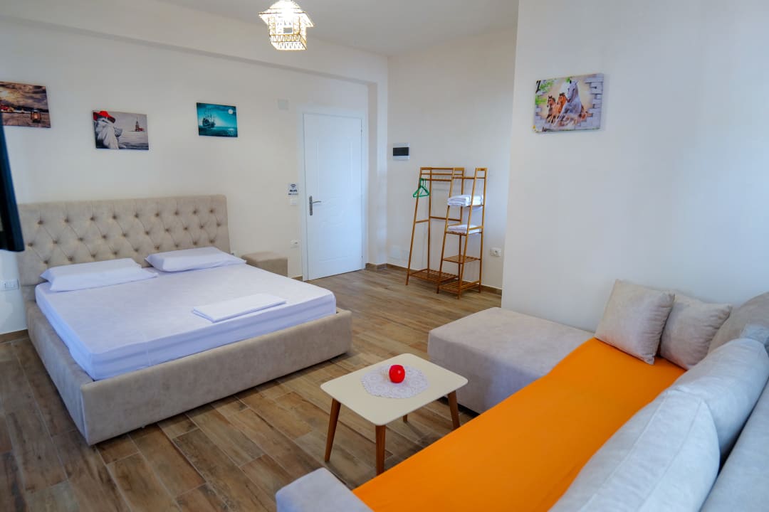 Zimmer Joyous Apartments