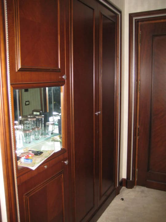 Minibar und Schrank Anantara Palazzo Naiadi Rome Hotel