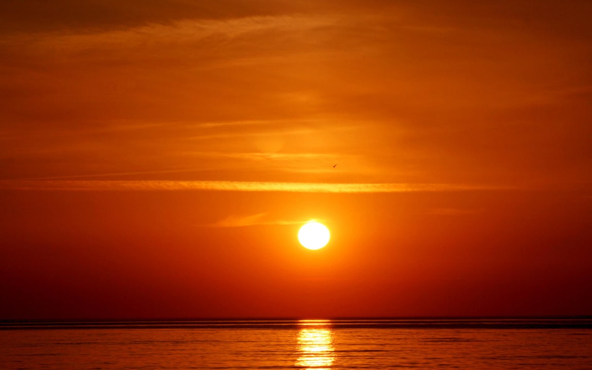 Feuriger Sonnenuntergang am Ostseestrand Hotel Senator