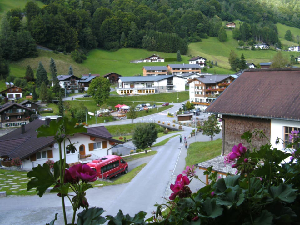 Blick ins Dorf vom Familienzimmer Hotel Silbertal