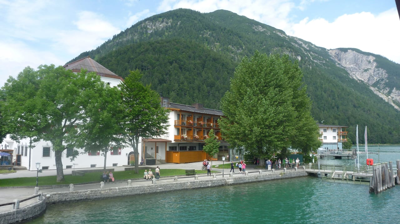 Blick vom See aja Fürstenhaus am Achensee