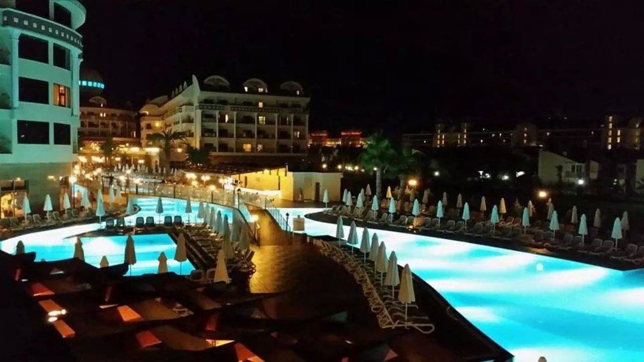 Poolanlage bei Nacht Kirman Belazur Resort & Spa