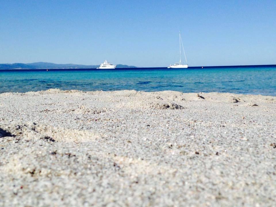 Türkises Wasser und weisser Sand Colonna Grand Hotel Capo Testa