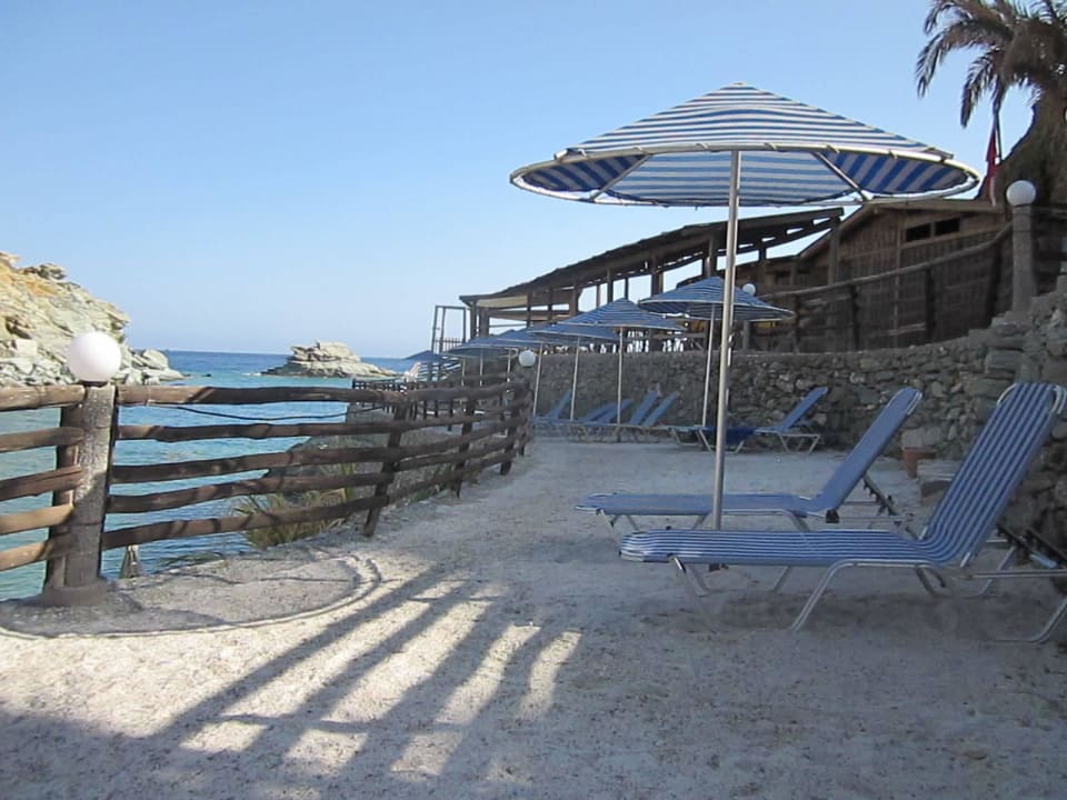 Liegewiese zwischen Strandbar und Hauptstrand Athina Palace Resort & Spa