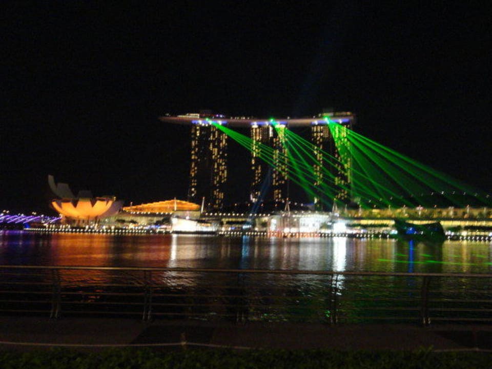 Von der Seite des Hotels Hotel The Fullerton
