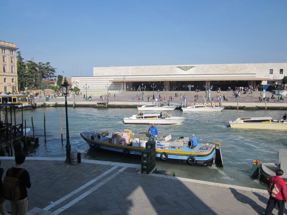 Bahnhof gegenüber  Hotel Antiche Figure