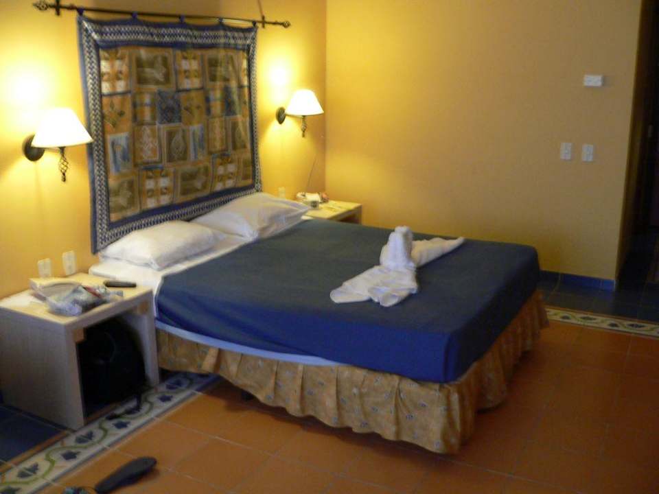 Bett mit Figuren aus dem Handtuch Memories Miramar Havana