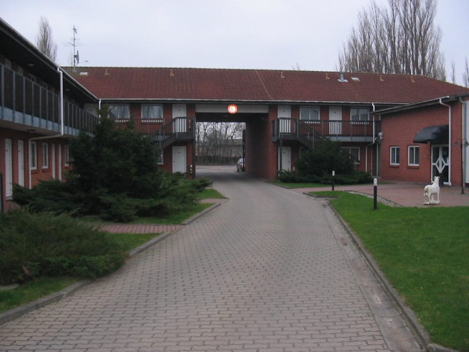 Aussenansicht des Hotels, rechts befindet sich die Rezeption Ziegenkrug