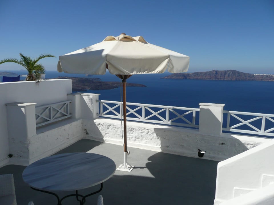 Terrasse mit Blick in die Caldera Hotel Cliff Side Suites