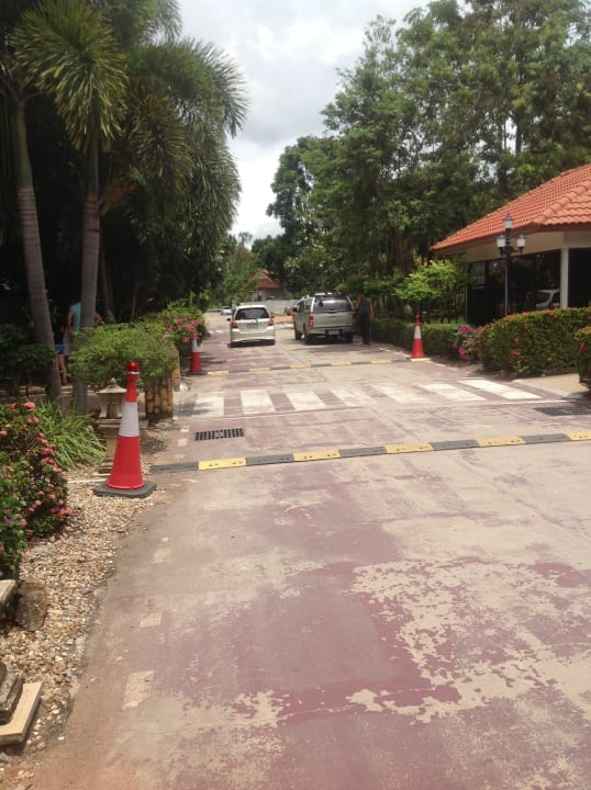 Strasse quer durch Hotelanlage Pinnacle Grand Jomtien Resort