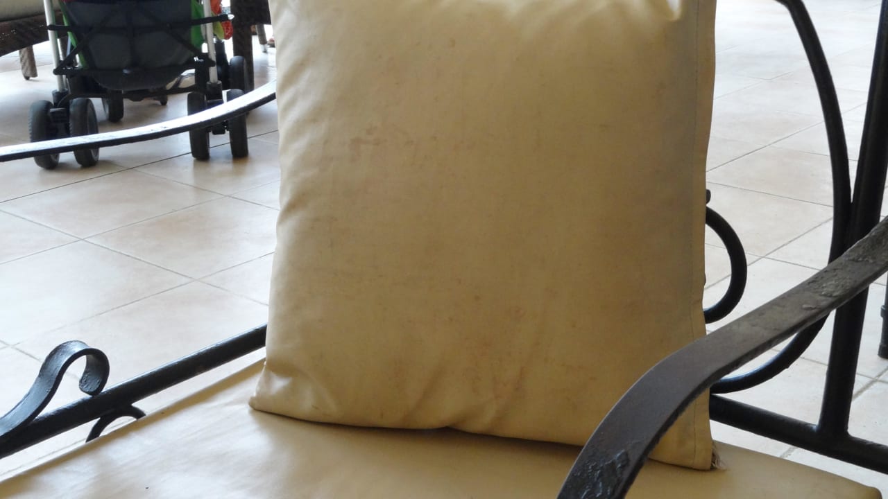 Spleśniałe siedzenia w barze Hotel Paradis Palace