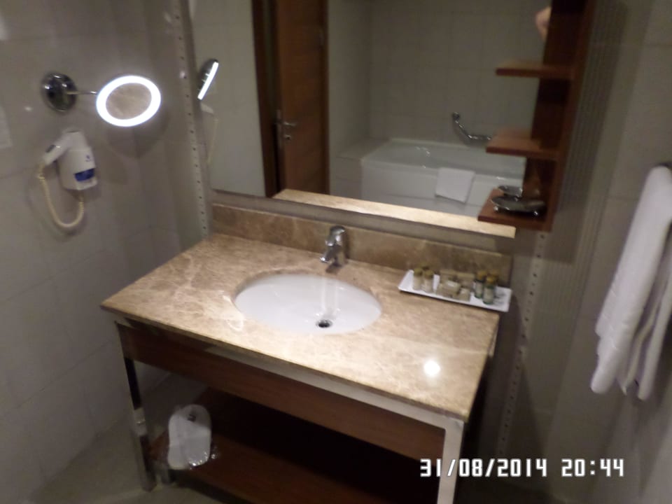 Bad von zimmer 1819 Kamelya Aishen Club