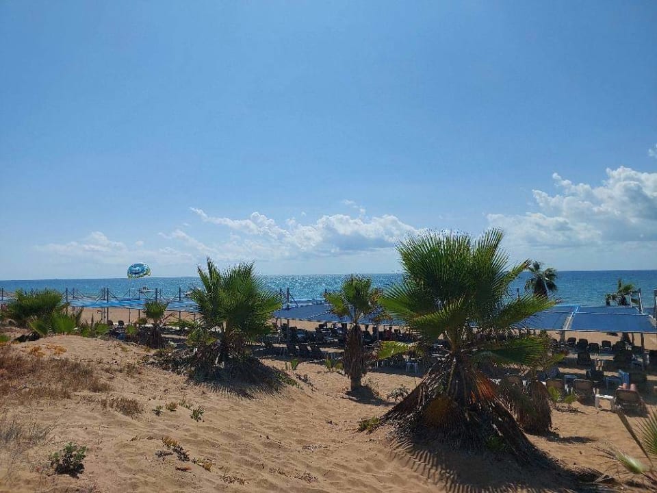 Strand Club Grand Side