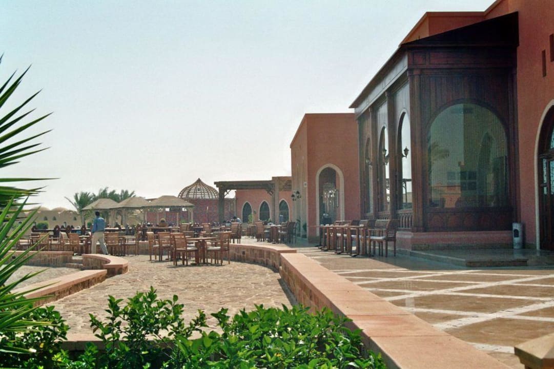 Blick auf Restaurantterrasse, Bar Zar und Lobby Radisson Blu Resort, El Quseir