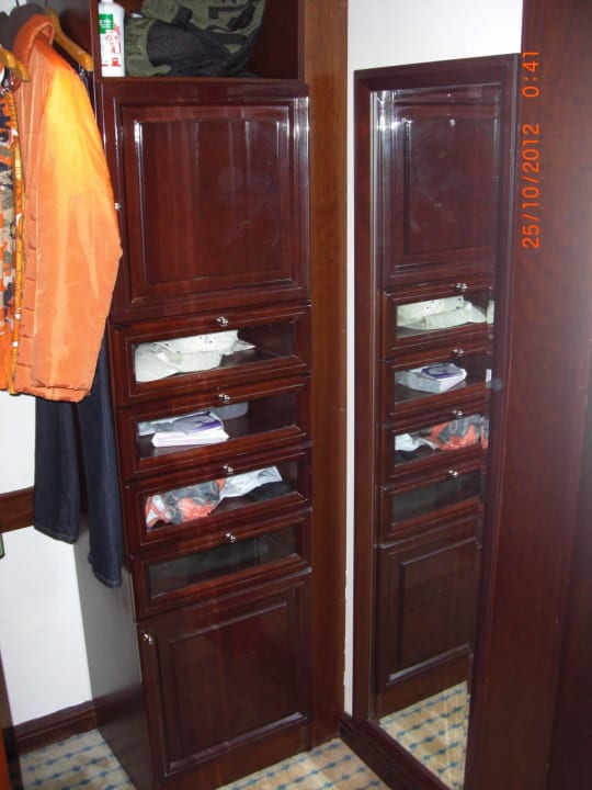 Гардероб в номере Premier Le Reve Hotel & Spa