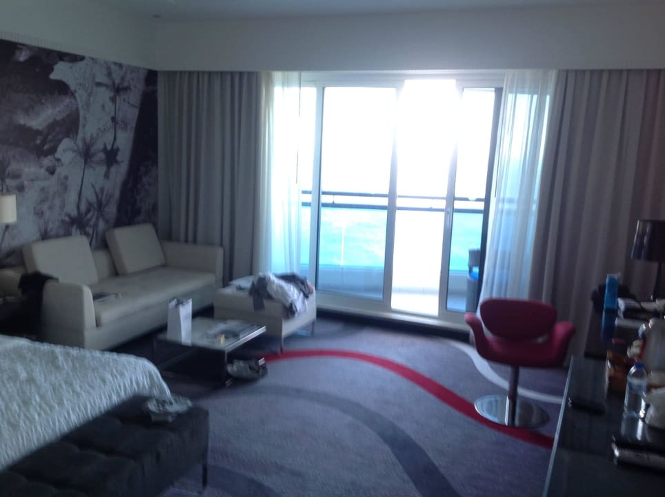 ...mit Balkon im Hintergrund Hotel Le Meridien Al Aqah Beach Resort