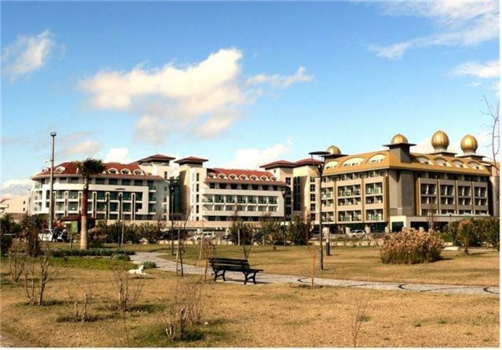 Blick von der Promenade auf das Hotel Sunis Evren Beach Resort Hotel & Spa