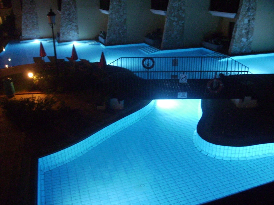 Blick vom Balkon bei Nacht Atlantica Aeneas Resort