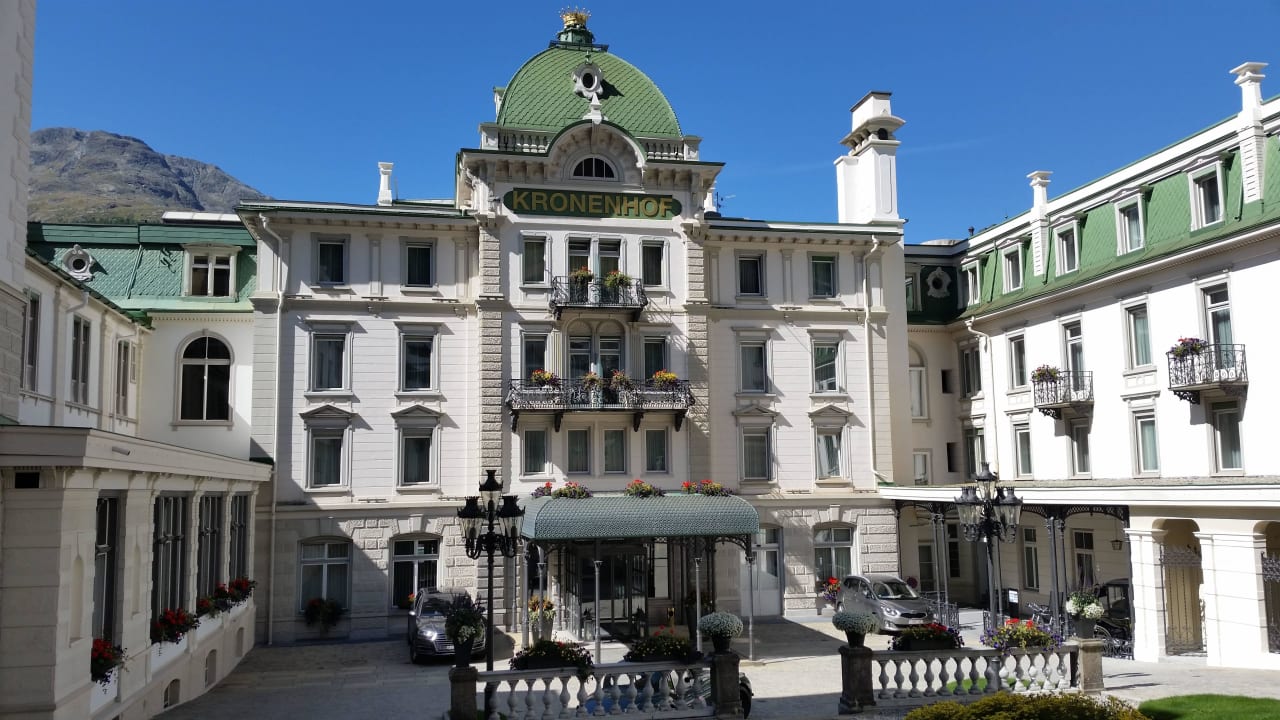 Eingangsbereich zum Kronenhof Grand Hotel Kronenhof Pontresina