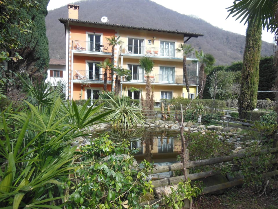 Hausansicht vom Garten Villa Banana