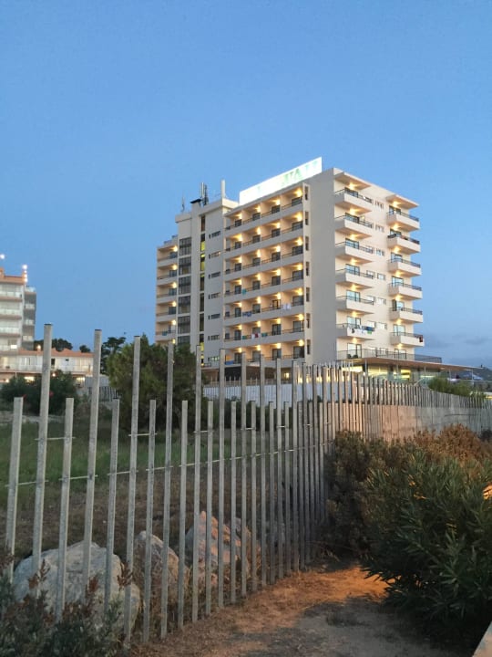 In der Dämmerung von der Promenade aus  NYX Hotel Ibiza - adults only