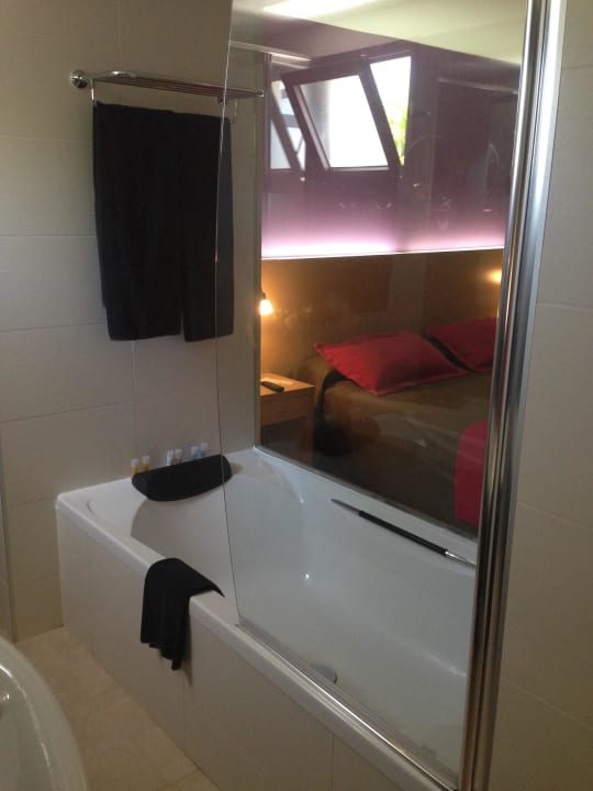 Badewanne mit Blick zum Schlafzimmer R2 Romantic Fantasia Suites - Adults only