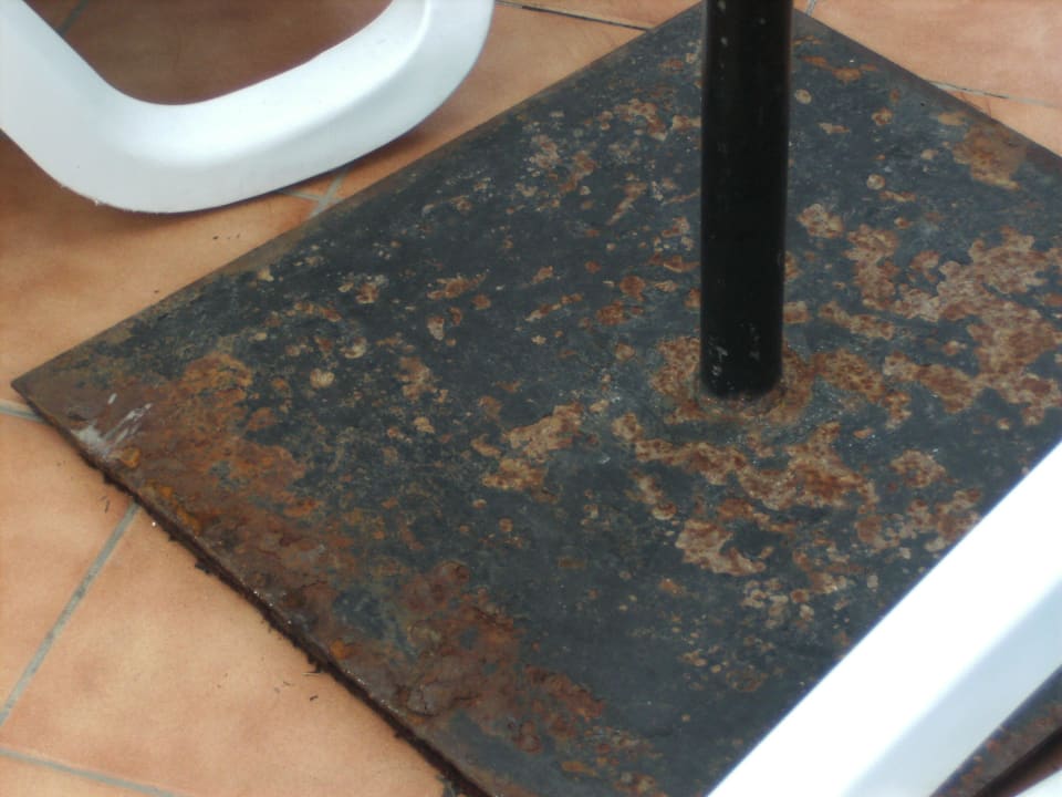 Stark verrosteter Schirmständer db San Antonio Hotel + Spa